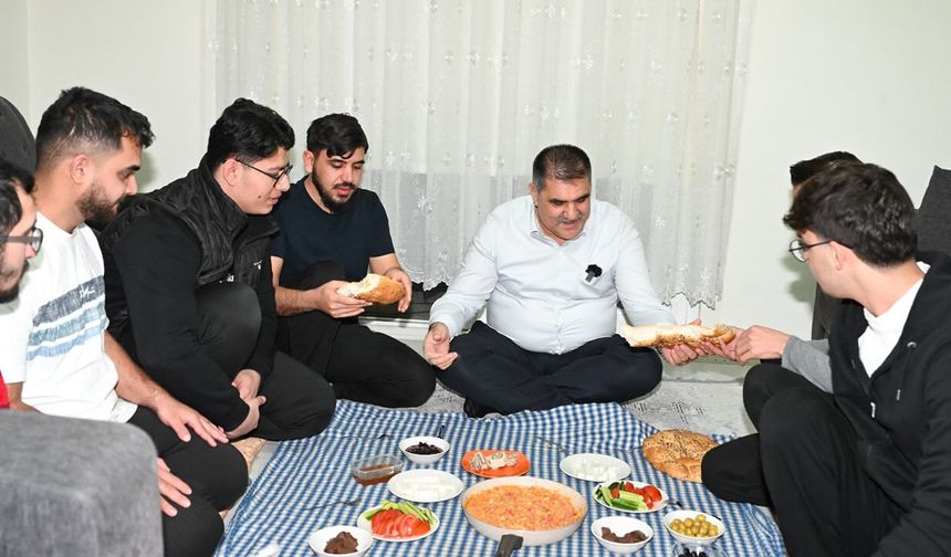 Türkoğlu Belediye Başkanı Mehmet Karaca öğrencilerle sahurda buluştu