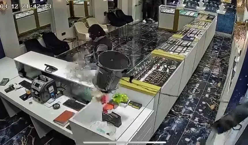 Kuyumcu soygunculara çay kazanı fırlattı! Konya'da film sahnelerini aratmayan soygun