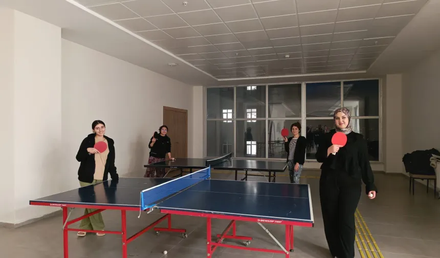 Kahramanmaraş Onikişubat Yurdu'nda spor rüzgarı: Gençler masa tenisiyle stres atıyor