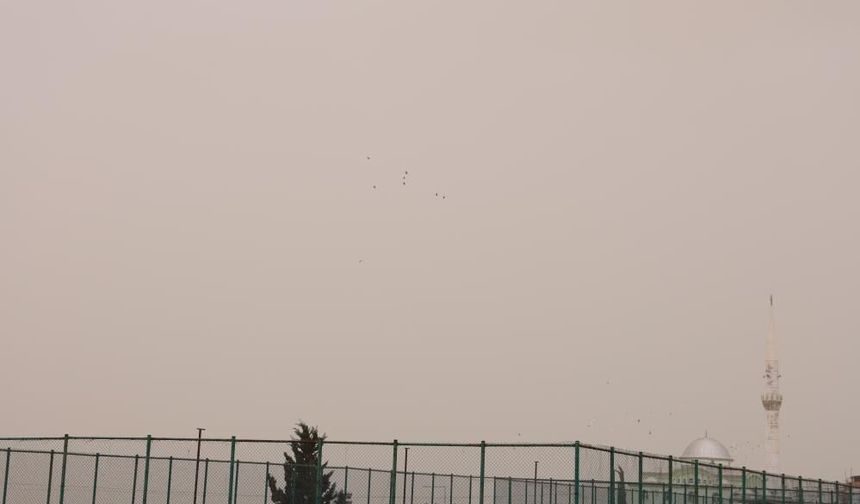 Kahramanmaraş'ta toz taşınımı! Görüş mesafesi düştü...