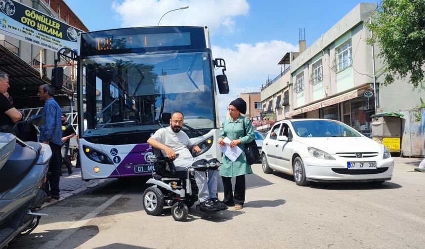 Belediye otobüsü almayınca tekerlekli sandalyesiyle barikat kurdu