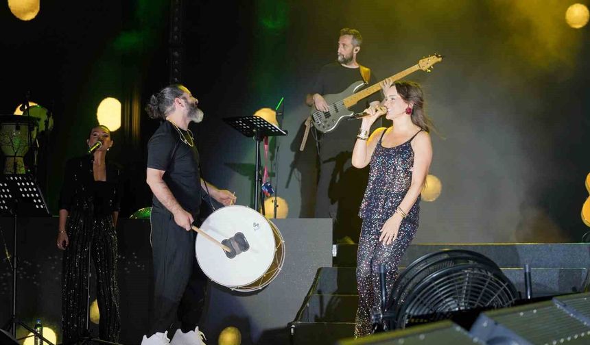 Samsun'da Muhteşem Final: Bengü Binlerce Hayranını Batıpark'ta Coşturdu!