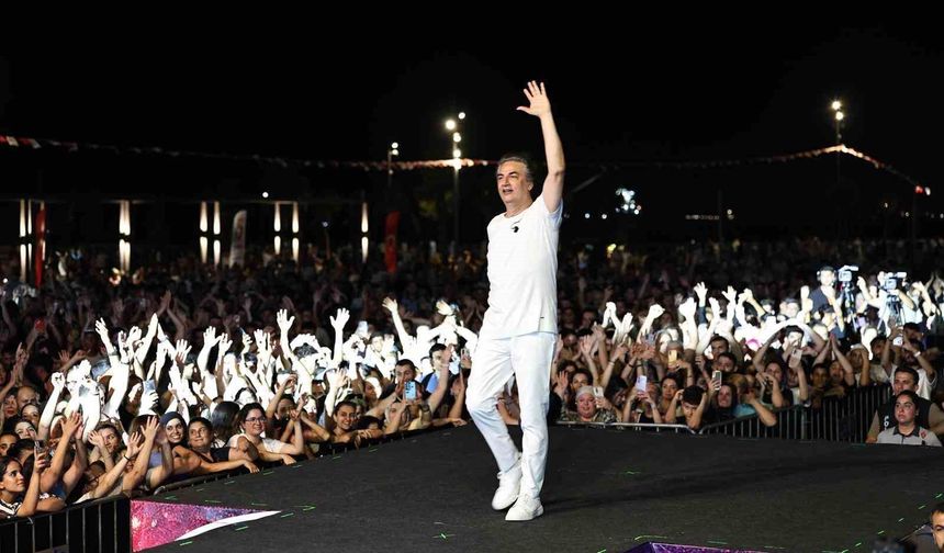 İskenderun’da Tarihi Kurtuluş Coşkusu: Çelik Konseriyle Sahil İnledi!