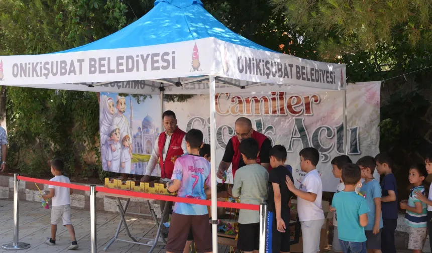 Camiler Çocuk Sesleriyle Şenlendi, Onikişubat Belediyesi Hediyelerle Yüzleri Güldürdü