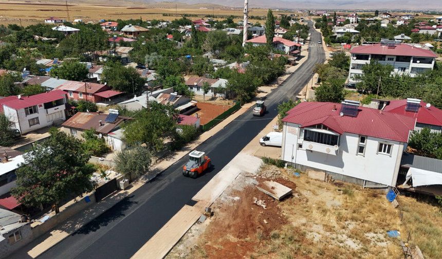 Kahramanmaraş Büyükşehir Afşin'de Sıcak Asfalt Seriyor