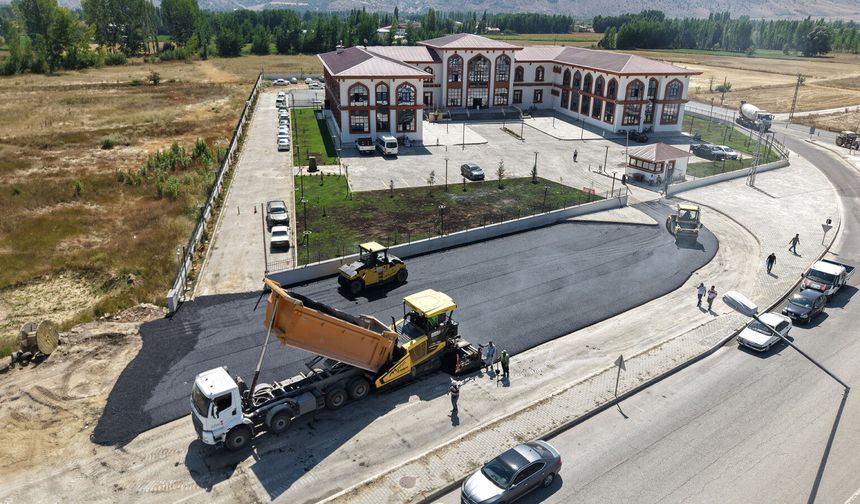 Göksun’da Yeni Kaymakamlık Binasının Yol ve Otoparkı Yenileniyor