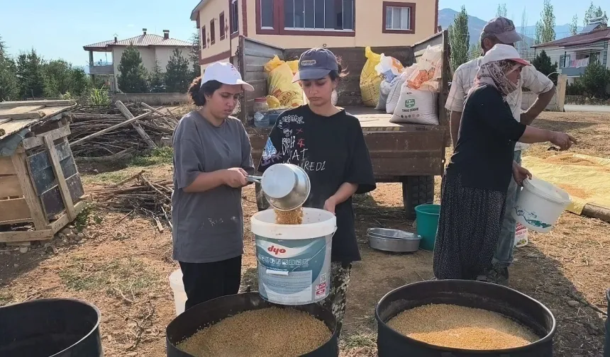 Kahramanmaraş'ta Okuyan Üniversiteliler Aileye Destek Oluyor
