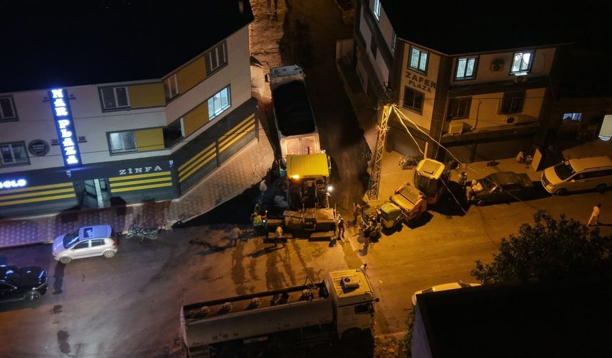 Kahramanmaraş'ta Yahya Kemal Mahallesi'nde gece asfalt mesaisi