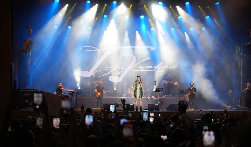 Tuğçe Kandemir’den Kahramanmaraş’ta sevilen şarkılarıyla konser