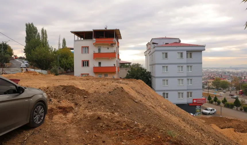 Kahramanmaraş’ta toprak kayması sonrası çöken yol toprakla kapatıldı