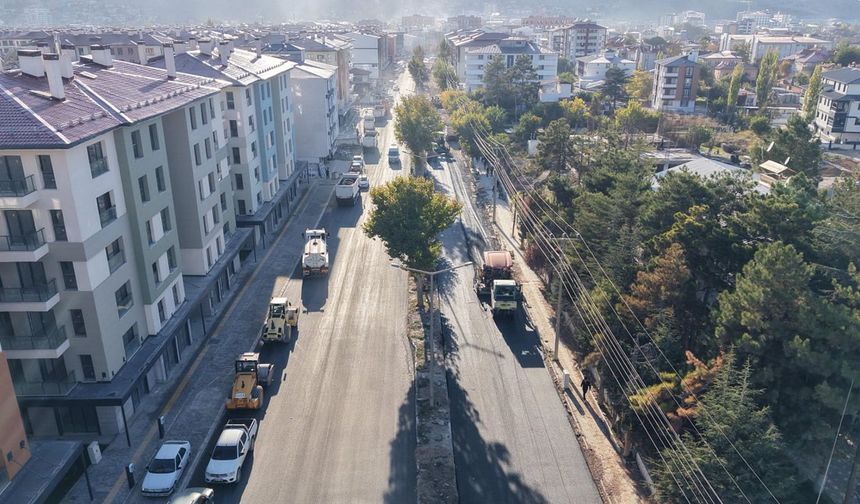 Kahramanmaraş Büyükşehir Ekipleri Elbistan’da Sahada: 1,5 Kilometrelik Bulvar Asfaltlanıyor
