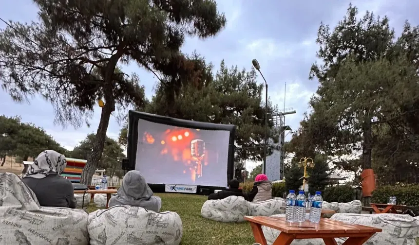 Kahramanmaraş’ta Yıldızlar Altında Sinema Keyfi: KSÜ Açık Hava Sineması Etkinliği Başlıyor
