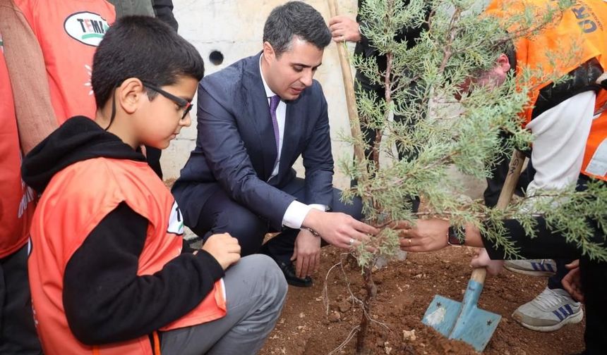 Kahramanmaraş'ta Cumhuriyet’in 103. yılı için fidanlar toprakla buluştu
