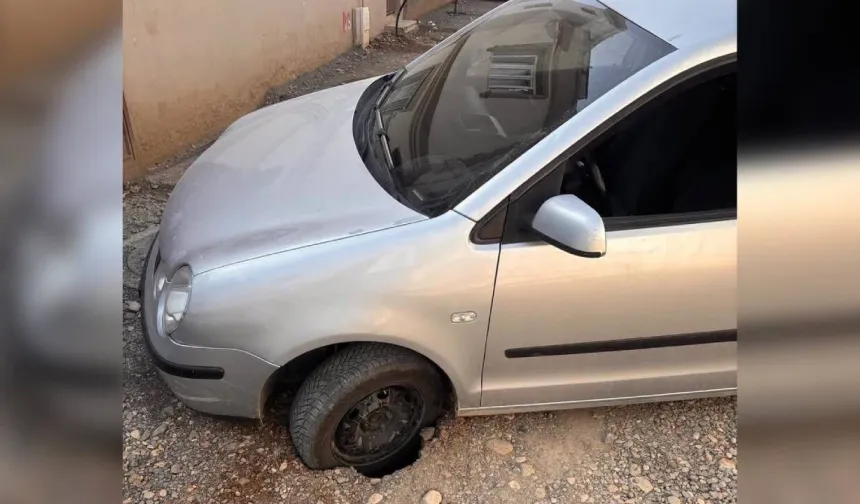 Kahramanmaraş’ta otomobil çukura düştü: Araçta hasar oluştu