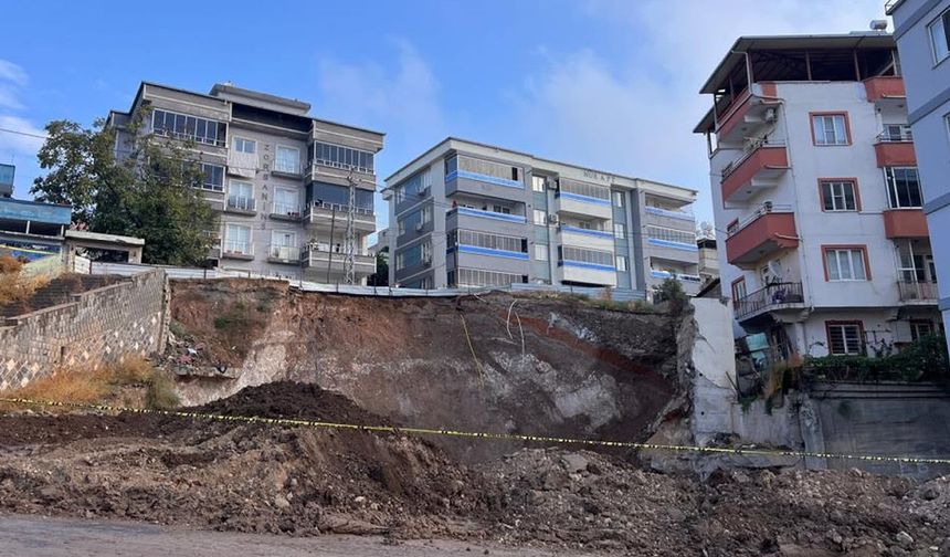 Kahramanmaraş’ta Yol Çöktü: 2 Bina Boşaltıldı, Mahalleli Çözüm Bekliyor