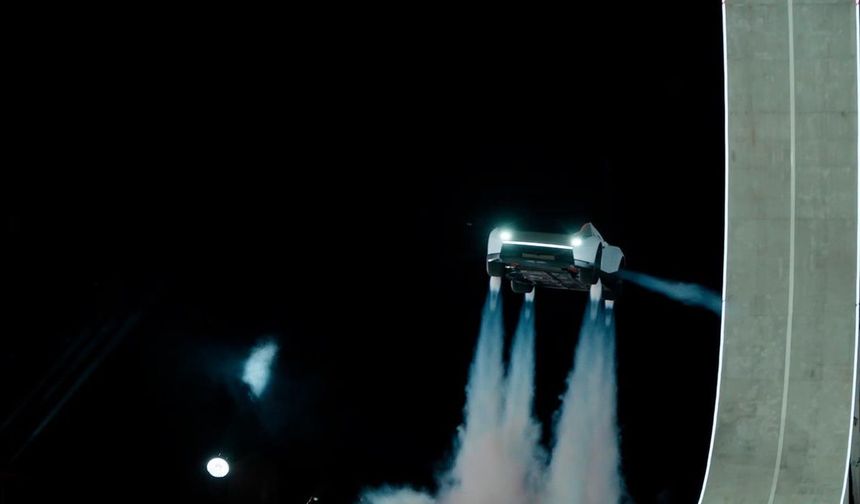 Tesla'nın Uçan Otomobili Sahneye Çıktı: Roadster İle Yeni Çağ