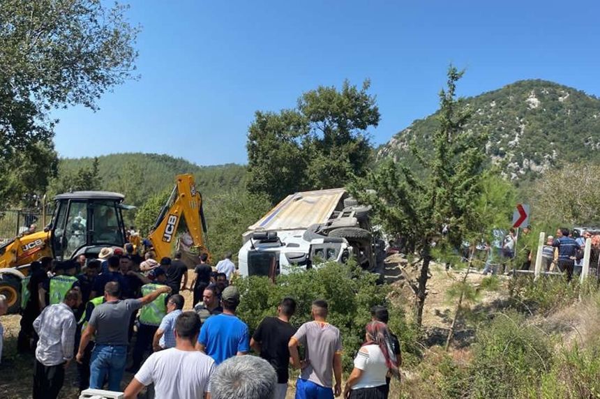 Kahramanmaraş'ta dehşet veren kaza: Kamyon cenaze namazı sırasında kalabalığa daldı