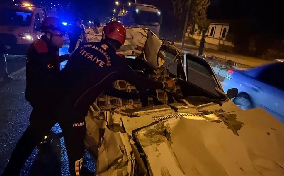 Kahramanmaraş’ta tıra arkadan çarpan otomobil paramparça oldu