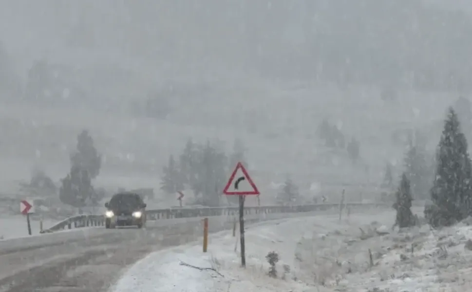 Kahramanmaraş Göksun'a kar tuttu! Lapa lapa yağıyor