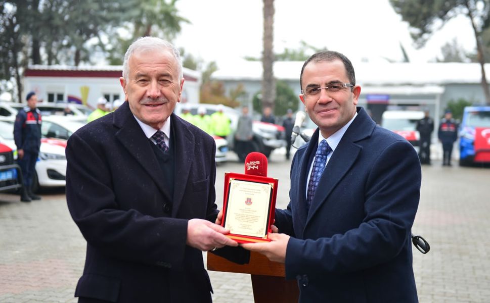 Eshabil Tanrıverdi’ye Jandarma ve Emniyete Desteklerinden Dolayı Teşekkür Plaketi