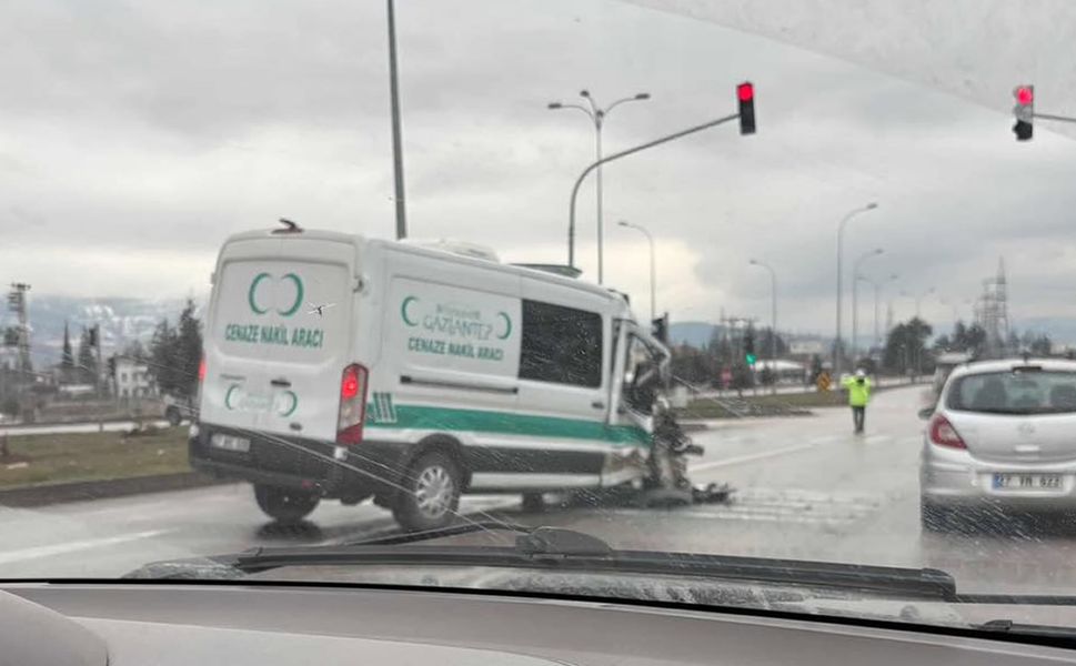 Kahramanmaraş’ta feci kaza: Cenaze aracı TIR'a çarptı