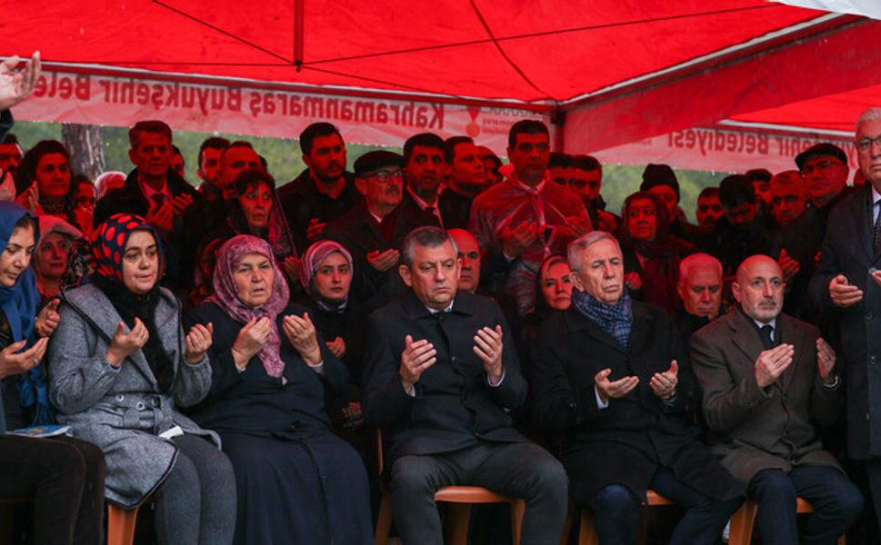 Özgür Özel ve Mansur Yavaş Kahramanmaraş’ta: Kapıçam Mezarlığı’na Karanfil Bırakıldı