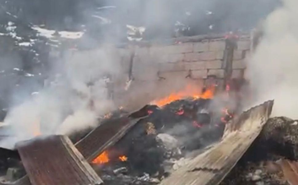 Kahramanmaraş’ta Ahır Yangını Panği: İtfaiye Ekipleri Alevlere Müdahale Etti