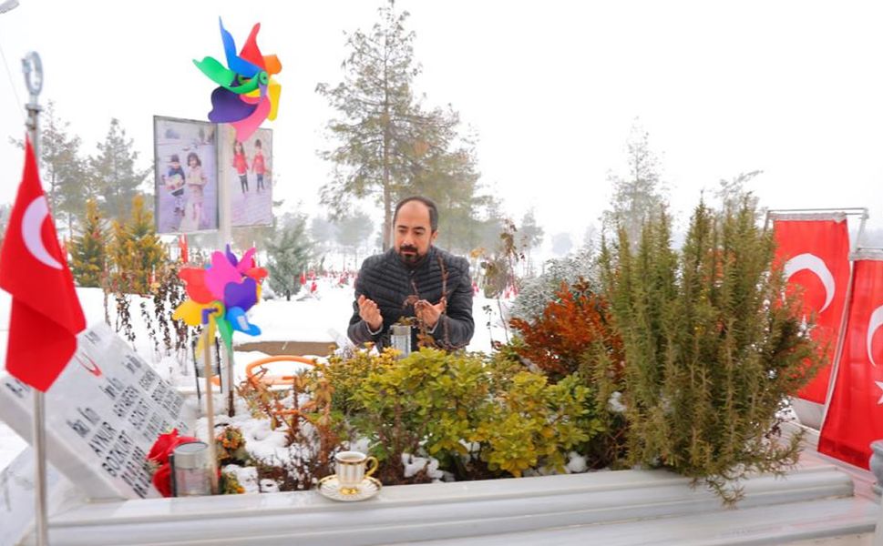 Kahramanmaraşlı depremzede Emre Bozkurt'un kabristan mesaisi: Varken kıymet bilin