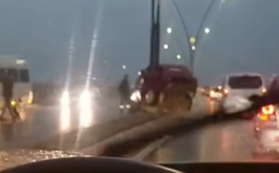 Kahramanmaraş İmran Kılıç Köprüsü'nde Kaza: Otomobil Direğe Saplandı!