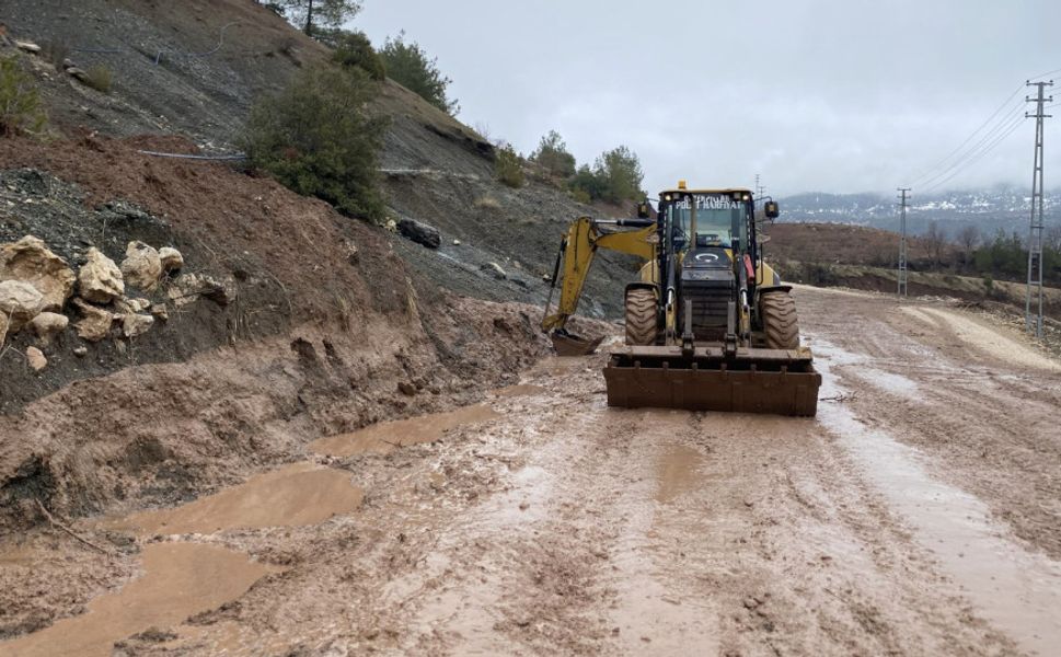 Kahramanmaraş Kırsalında Ulaşım Operasyonu: Büyükşehir Heyelanlı Yolları Açıyor