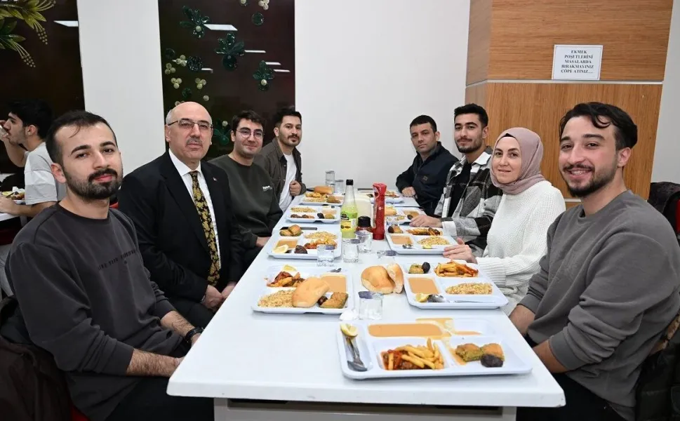 KSÜ İftar Sofrasında Samimi Anlar: Rektör Ak Gençlerle Buluştu