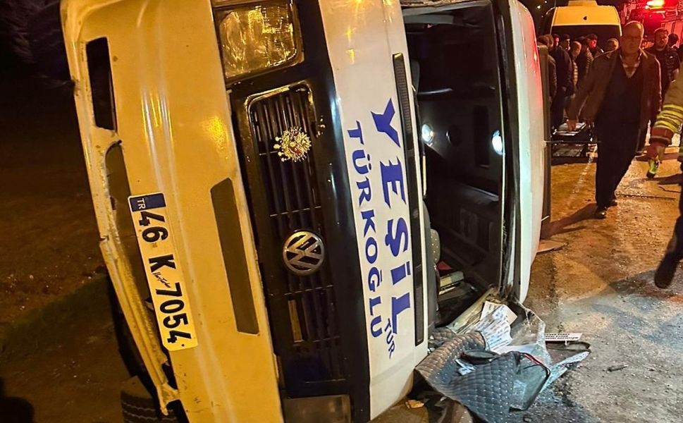 Kahramanmaraş Türkoğlu'nda Trafik Kazası: Servis Aracı Devrildi
