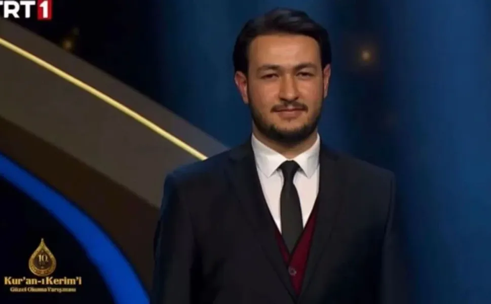 TRT Kur’an-ı Kerim Yarışması’nda Elbistanlı Mustafa Avni Çelik Rüzgarı: Çeyrek Finalde Birinci Oldu