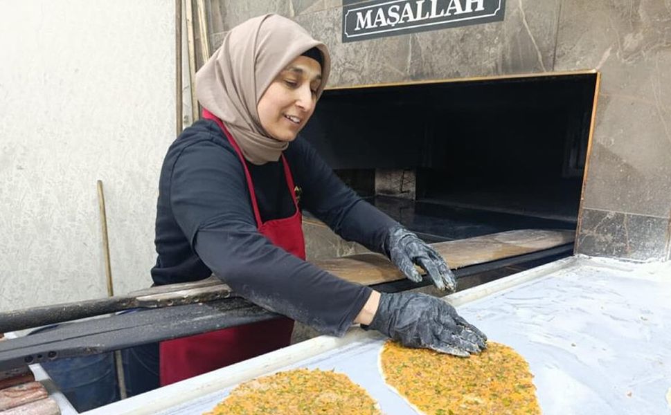 Kahramanmaraşlı Neslihan Usta'nın Azmi: 4 Çocuk Annesi Küreği Eline Aldı