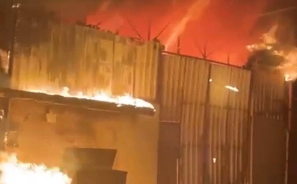 Kahramanmaraş’ta depo bölümü alev alev yandı