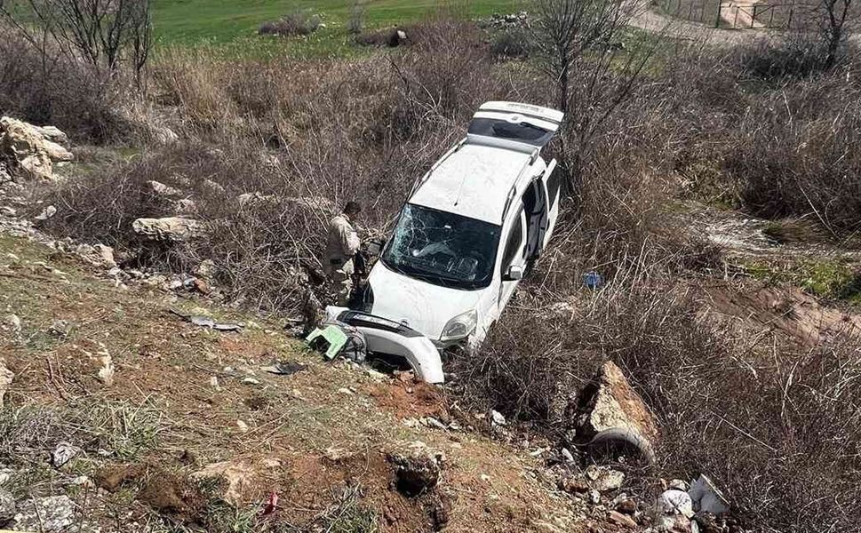 Kahramanmaraş yolunda hafif ticari araç şarampole girdi!