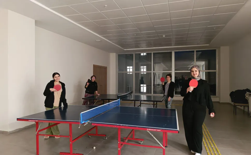 Kahramanmaraş Onikişubat Yurdu'nda spor rüzgarı: Gençler masa tenisiyle stres atıyor