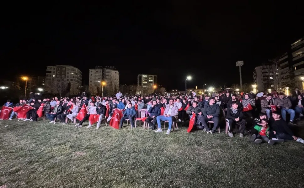 Kahramanmaraş Ay-Yıldız İçin Kenetlendi: Millet Bahçesi’nde Tarihi Gece