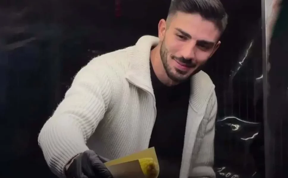 Yakışıklı Mısırcı Alper Temel Kimdir? Karaköy'ün Global Yüzü