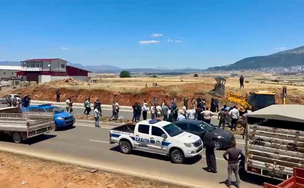 Kahramanmaraş’ta Kaçak Yapı Tepkisi: Batı Köyleri Yolu Ulaşıma Kapatıldı