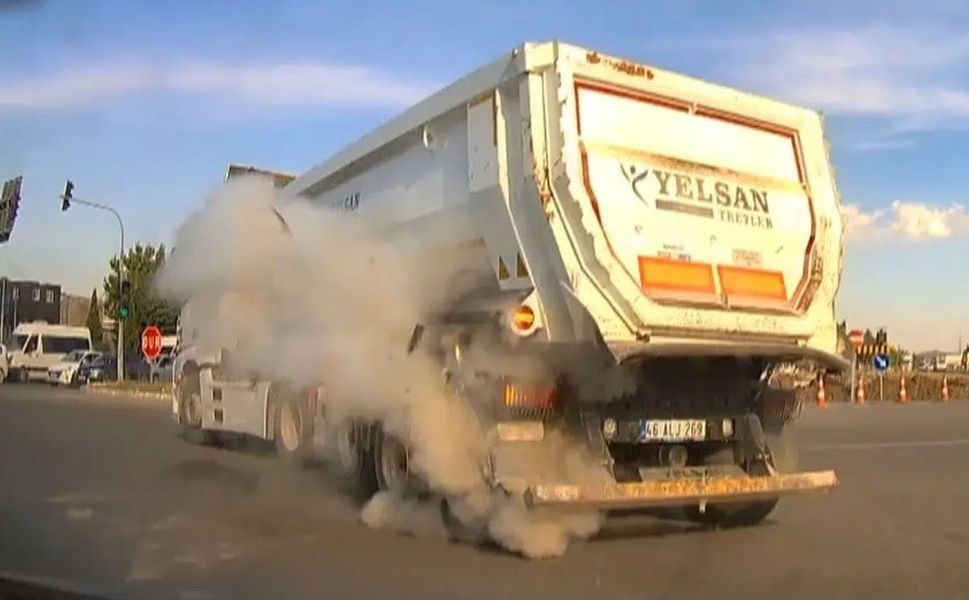 Kahramanmaraş'ta kamyon lastiği bomba gibi patladı! Havaya uçan lastik kamerada