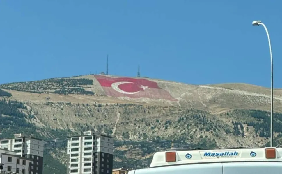 Kahramanmaraş’ta Dev Türk Bayrağına Titiz Dokunuş!