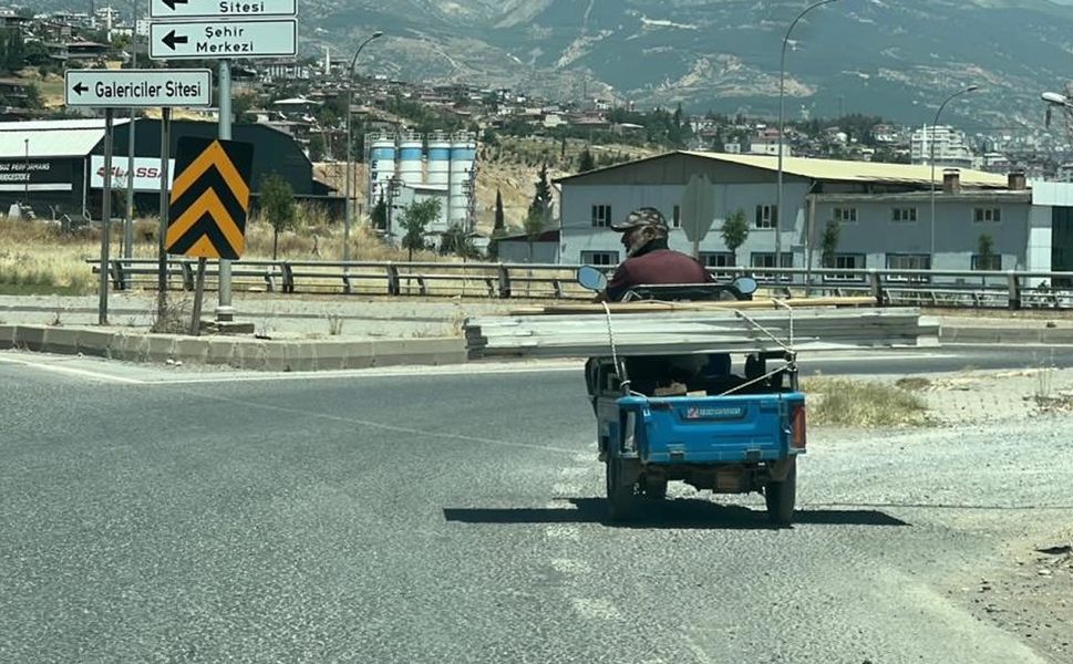 Trafikte beklerken motosiklet üzerinde oynamaya başladı
