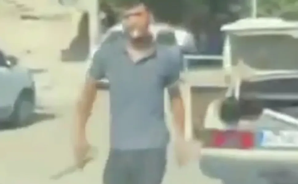 Kahramanmaraş'ta trafikte tartışma anında araçtan inen kişi kamerayı görünce vazgeçti