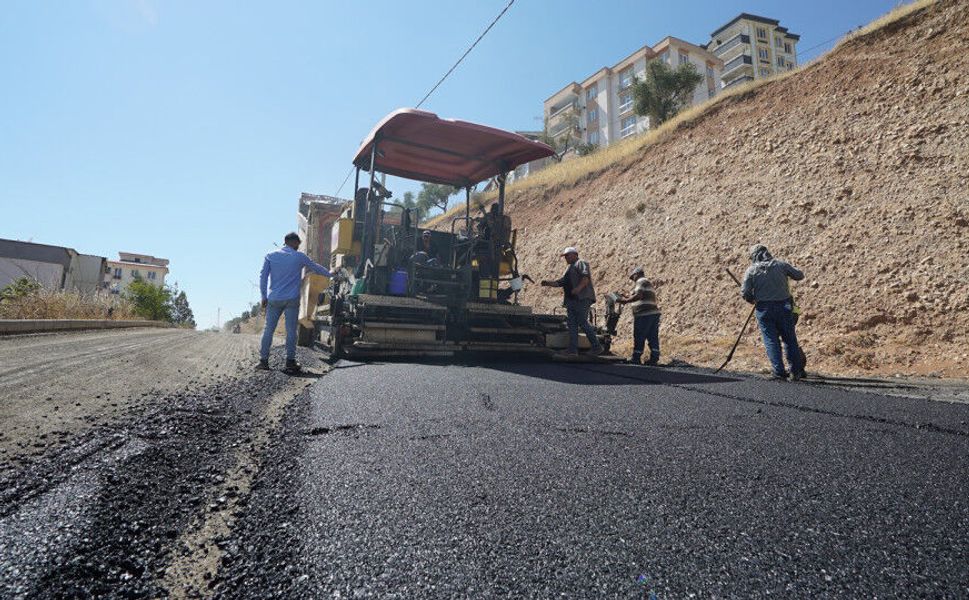 Büyükşehir, Dulkadiroğlu Aslanbey’de Asfalt Mesaisini Durmaksızın Sürdürüyor
