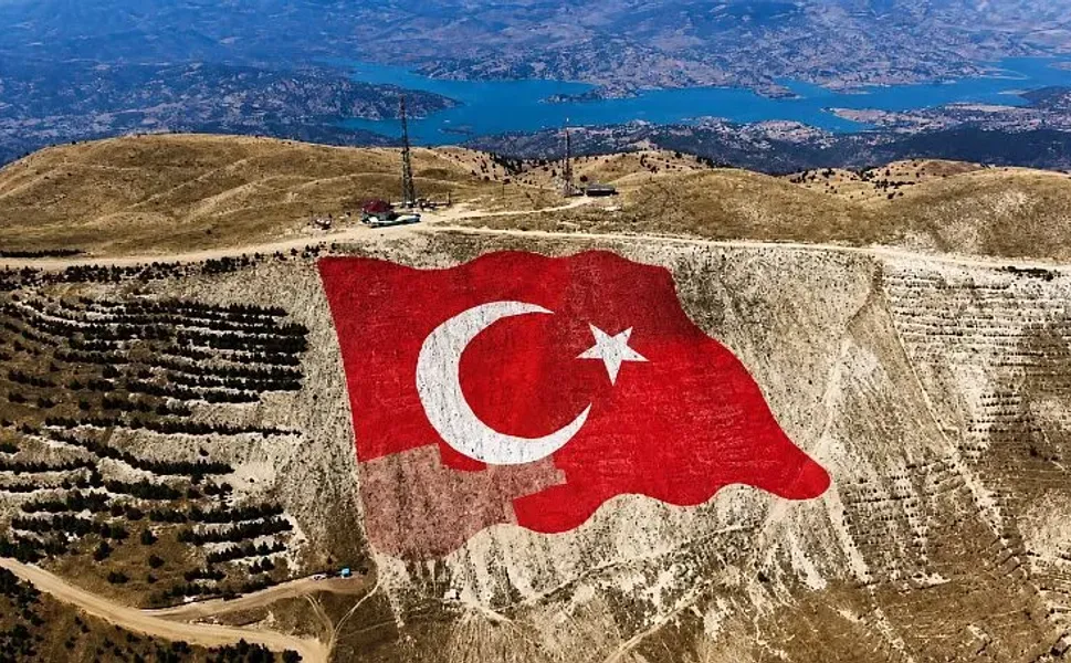Kahramanmaraş'ta Gurur Tablosu Yeniden Parlıyor: Dev Türk Bayrağına Büyük Bakım!