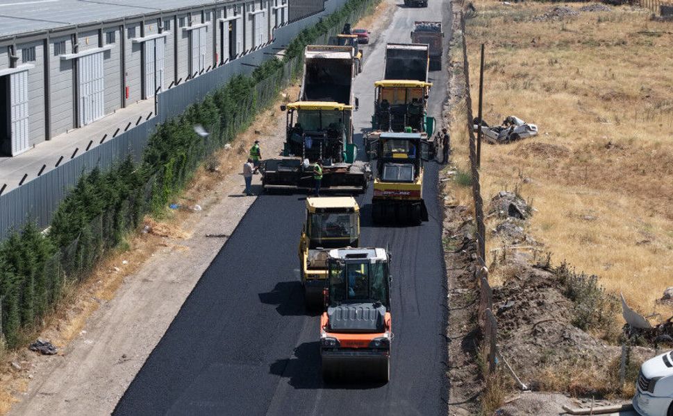Kahramanmaraş’ta Yol Çalışmaları Hız Kesmiyor: Gençosman’a Sıcak Asfalt