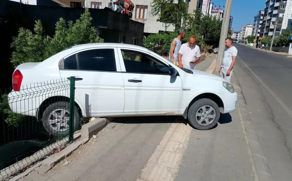 Kahramanmaraş'ta Sıradışı Kaza: Park Etti, Otomobil Kendi Kendine Yola Koyuldu!