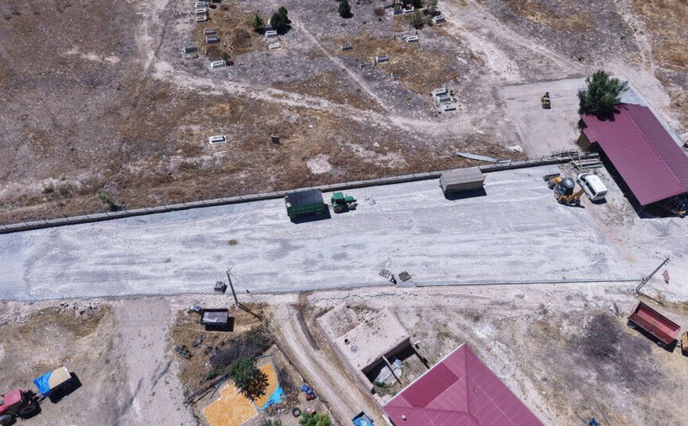 Büyükşehir, Elbistan İncecik’te Mezarlık Yolunu Kilit Parkeyle Yeniliyor