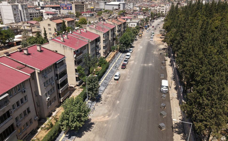 Girne Caddesi’nde Dönüşüm Sürüyor; Asfaltın Ardından Yürüyüş Yolları Yapılıyor